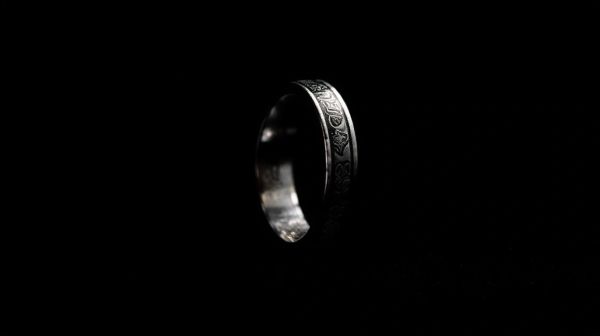Découvrez la bague emblématique d'Itachi Uchiha