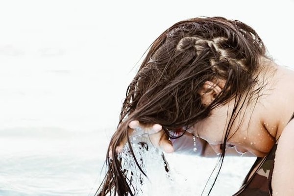 Comment faire un bain d'huile chaud pour les cheveux abîmés à la maison?