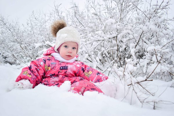 Comment assortir des accessoires métalliques avec une robe en velours pour une touche festive?