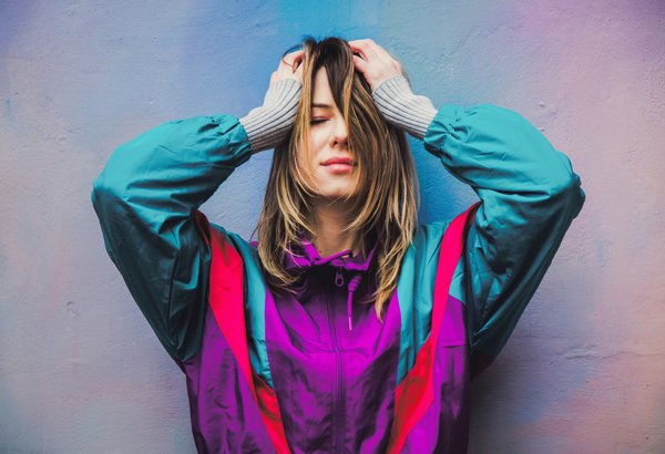 Quelle est la meilleure façon de porter un foulard en soie avec une veste en cuir?