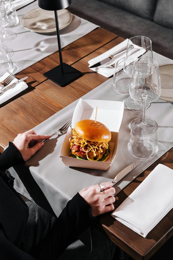 Quelle est la méthode la plus élégante pour porter des bottines chelsea avec une robe?