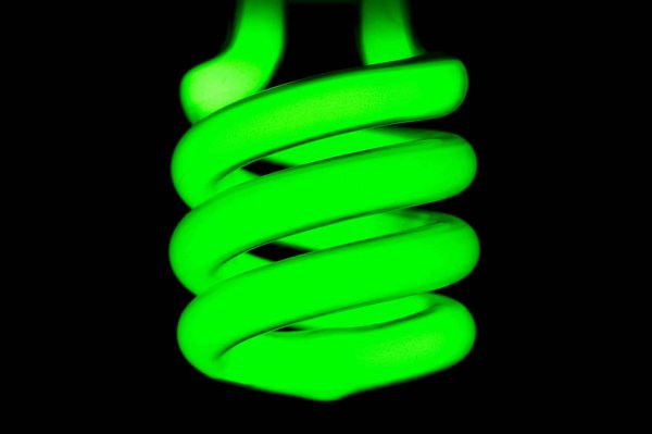 Comment intégrer des accessoires fluo dans une tenue de soirée pour une touche de modernité?