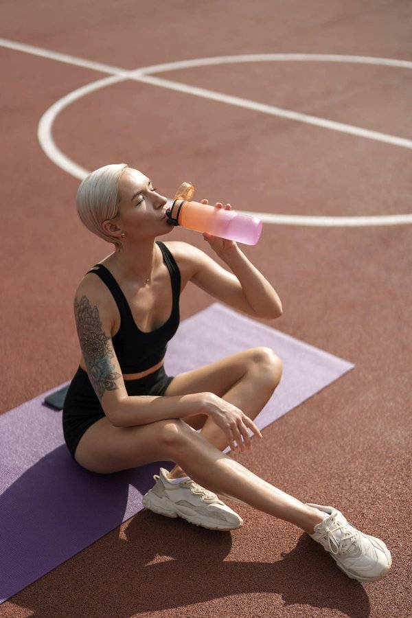 Quelle est la meilleure stratégie d'hydratation pour des cheveux crépus en hiver?