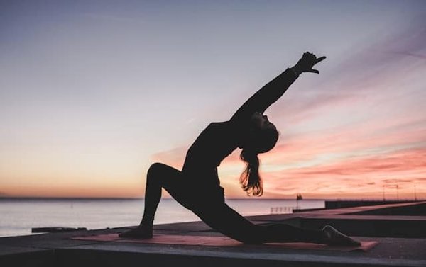 Comment choisir des vêtements adaptés pour une retraite de yoga sans sacrifier le style?